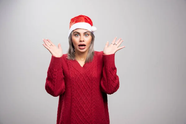 Femme Chapeau Santa Agissant Surpris Sur Fond Gris Photo Haute — Photo