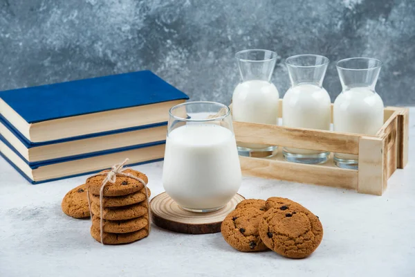 Vaso Frasco Leche Con Deliciosas Galletas Foto Alta Calidad — Foto de Stock