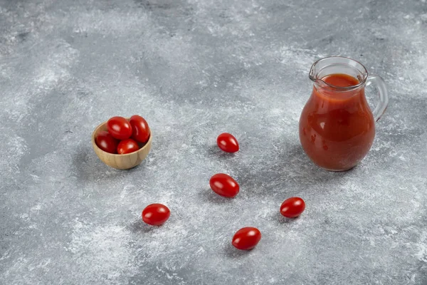 Ein Glaskrug Voll Tomatensaft Mit Einer Hölzernen Schüssel Kirschtomaten Hochwertiges — Stockfoto