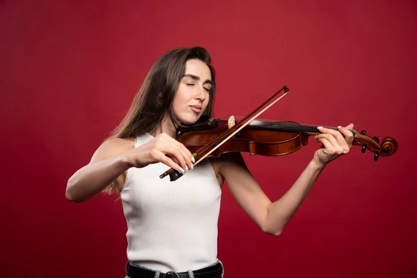 Jovem Mulher Bonita Tocando Violino Fundo Vermelho Foto Alta Qualidade — Fotografia de Stock