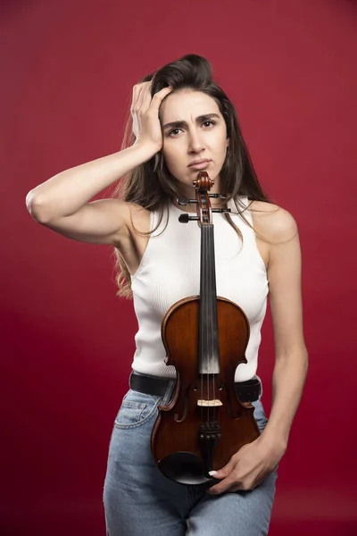 Jovem Mulher Bonita Violinista Fundo Vermelho Foto Alta Qualidade — Fotografia de Stock