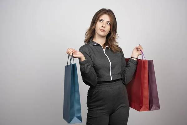 Foto Giovane Donna Pensierosa Che Tiene Borse Della Spesa Foto — Foto Stock