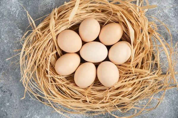 Rauwe Eieren Met Vogelnest Marmeren Oppervlak Hoge Kwaliteit Foto — Stockfoto