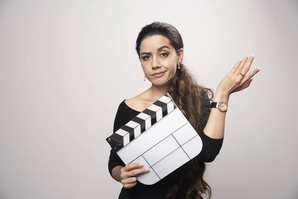 Filmmaker Girl Holding Open Clapper Board Looking Confused Overthinking High — Stock Photo, Image