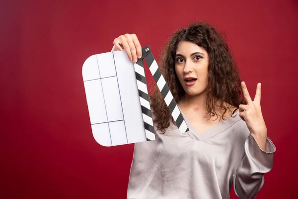 Brünette Frau Mit Klappbrett Die Ihre Beiden Finger Zeigt Hochwertiges — Stockfoto