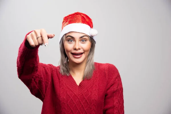 Glückliche Frau Mit Weihnachtsmütze Posiert Auf Grauem Hintergrund Hochwertiges Foto — Stockfoto
