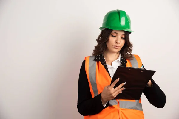 Ingenieurin Schaut Sich Wichtige Dokumente Hochwertiges Foto — Stockfoto