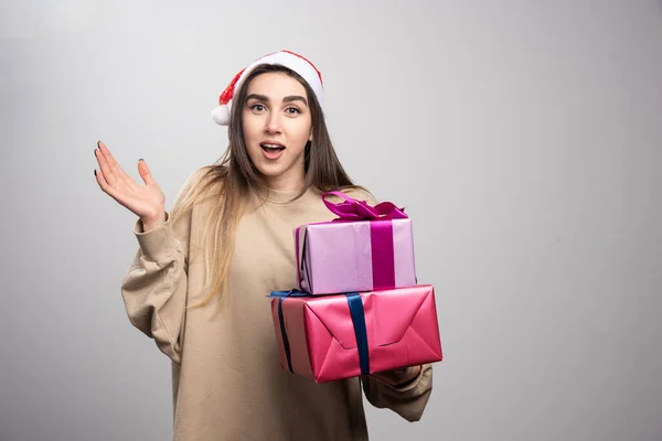 Молода Жінка Носить Дві Коробки Різдвяних Подарунків Високоякісна Фотографія — стокове фото