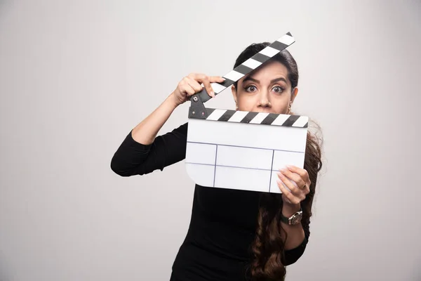 Filmmaker Menina Segurando Uma Placa Palmas Branco Olhando Através Dele — Fotografia de Stock