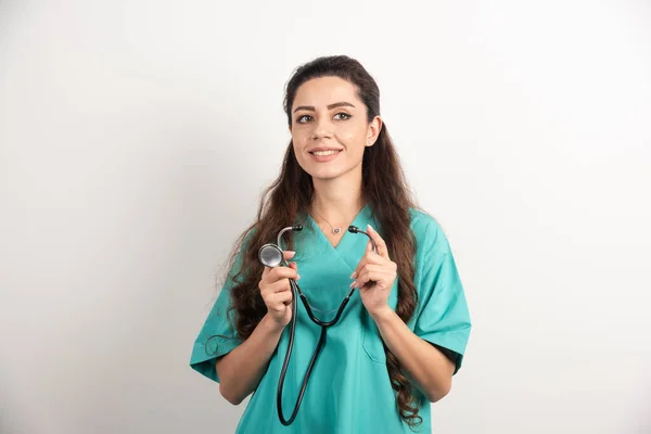 Médico Sonriente Uniforme Con Estetoscopio Foto Alta Calidad — Foto de Stock