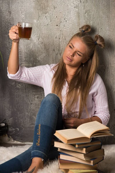 Mulher Sentada Chão Com Chá Livro Sobre Fundo Mármore — Fotografia de Stock