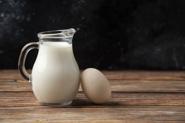 Pot Verre Lait Oeuf Sur Table Bois Photo Haute Qualité — Photo