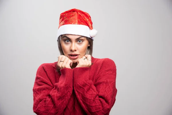 Femme Choquée Dans Chapeau Père Noël Debout Sur Fond Gris — Photo