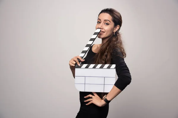 Una Chica Cineasta Sosteniendo Tablero Aplausos Blanco Abierto Luciendo Positiva —  Fotos de Stock