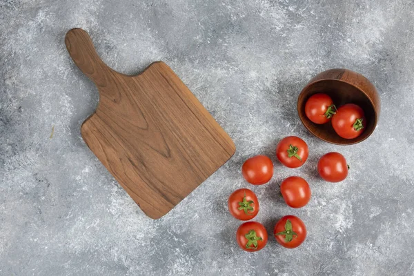 Holzschale Mit Roten Tomaten Mit Schneidebrett Auf Marmorgrund Hochwertiges Foto — Stockfoto
