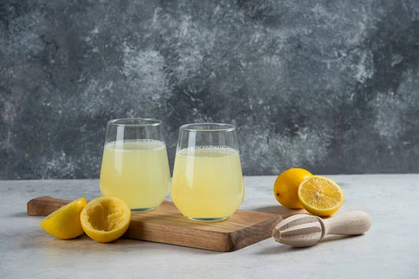 木の板の上に新鮮なレモンジュースの2杯 高品質の写真 — ストック写真