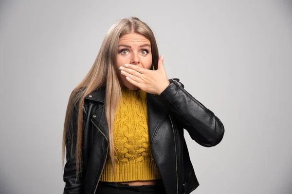 Siyah Deri Ceketli Sarışın Kız Gizli Bir Kelime Söylerken Ağzını — Stok fotoğraf