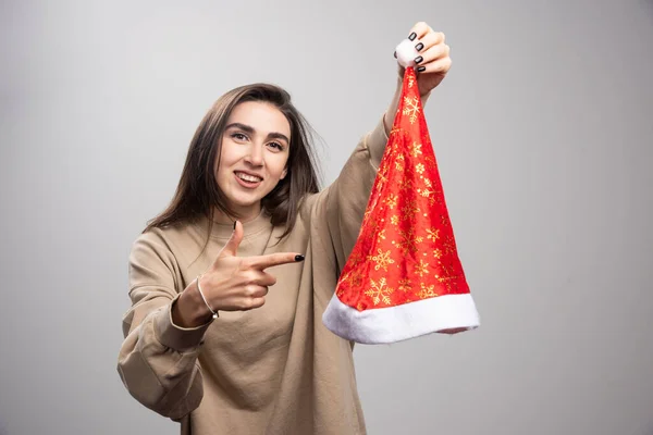 Femme Souriante Montrant Chapeau Père Noël Sur Fond Gris Photo — Photo