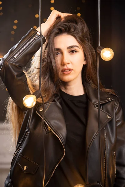 Een Mode Model Zwart Leren Jas Poseren Buurt Van Lampen — Stockfoto