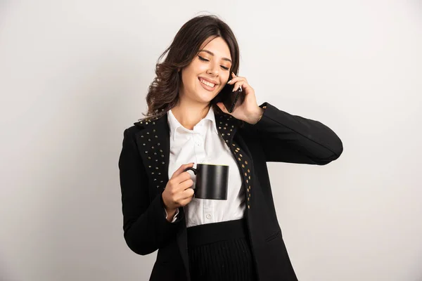 Empleado Positivo Hablando Por Teléfono Mientras Toma Foto Alta Calidad —  Fotos de Stock