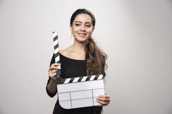 Filmmaker Ragazza Possesso Bordo Applauso Vuoto Foto Alta Qualità — Foto Stock