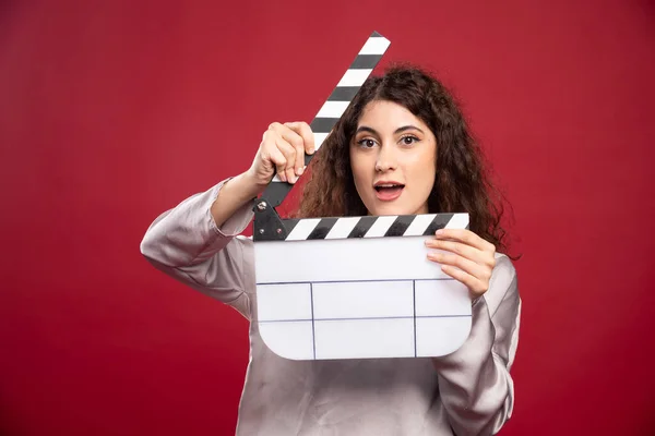 Mujer Joven Con Tabla Aplausos Pie Sobre Fondo Rojo Foto — Foto de Stock