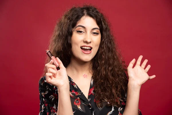 Schöne Frau Mit Nacktem Lippenstift Auf Rotem Hintergrund Hochwertiges Foto — Stockfoto