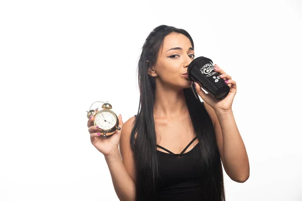 Jeune Femme Avec Tasse Tenant Réveil Sur Fond Blanc — Photo