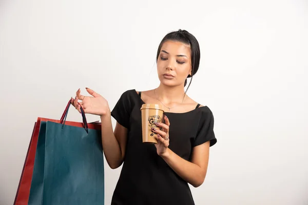 Moe Vrouw Met Koffie Houden Boodschappentassen Witte Achtergrond Hoge Kwaliteit — Stockfoto