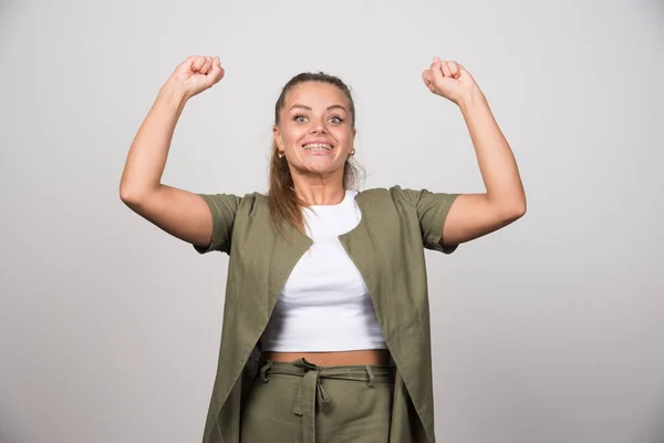 Mujer Joven Con Camisa Verde Sintiéndose Feliz Foto Alta Calidad — Foto de Stock