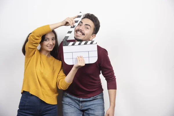 Pasangan Muda Tersenyum Berpose Dengan Rekaman Bioskop Foto Berkualitas Tinggi — Stok Foto