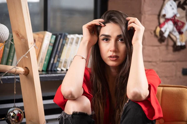 Молода Жінка Модель Червоній Блузці Сидить Позує Високоякісна Фотографія — стокове фото