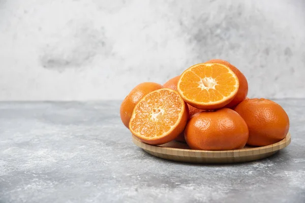 Šťavnaté Pomerančové Plody Plátky Dřevěné Desce Kamenném Pozadí Kvalitní Fotografie — Stock fotografie