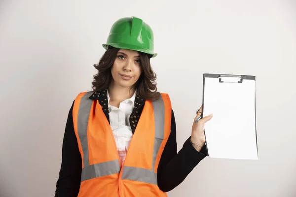 Vrouwelijke Ingenieur Met Klembord Witte Achtergrond Hoge Kwaliteit Foto — Stockfoto
