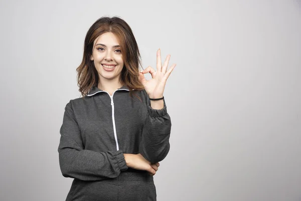 Улыбающаяся Молодая Женщина Стоит Показывает Жест Знак Пальцами Высокое Качество — стоковое фото