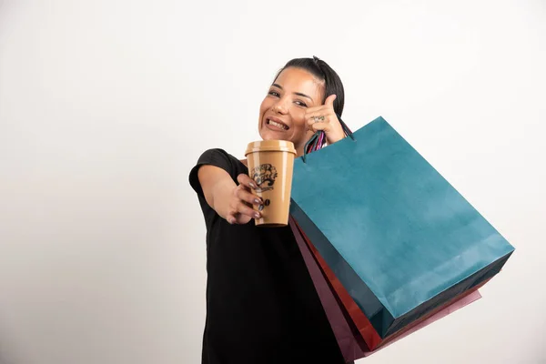 Gelukkige Vrouw Met Boodschappentassen Met Een Kop Koffie Voor Camera — Stockfoto