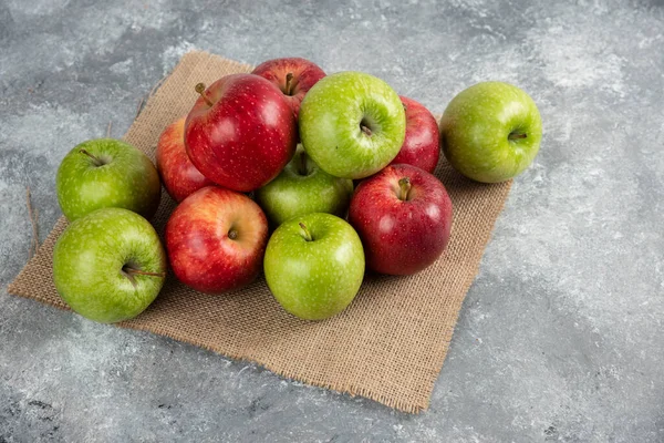 Ein Bündel Frischer Grüner Und Roter Äpfel Auf Klette Hochwertiges — Stockfoto