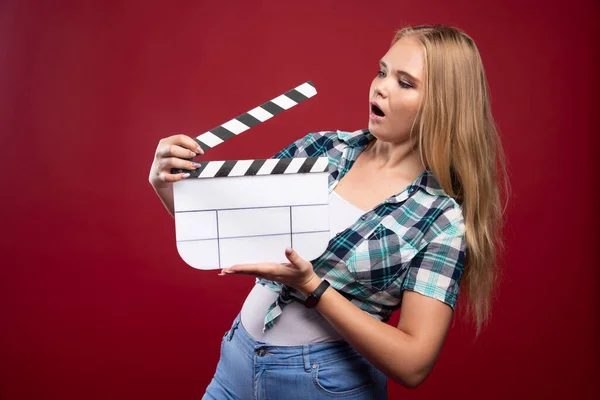 Sarışın Kız Elinde Film Prodüksiyon Alkış Tahtası Tutuyor Kafası Karışmış — Stok fotoğraf