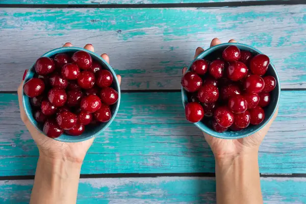 Cerezas Frescas Tazón Sobre Fondo Madera —  Fotos de Stock