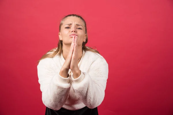 Retrato Una Joven Mujer Pie Palmas Prensa Juntos Rogando Por — Foto de Stock