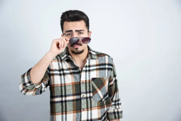 Imagem Homem Barbudo Bonito Usando Óculos Sobre Parede Branca Foto — Fotografia de Stock