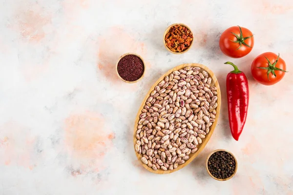Κάτοψη Του Pile Beans Διάφορα Είδη Μπαχαρικών Και Φρέσκες Ντομάτες — Φωτογραφία Αρχείου