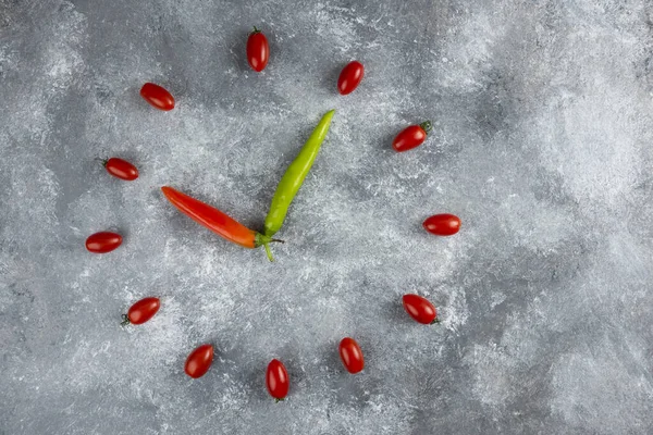 Pomidory Papryka Chili Uformowały Się Jak Zegar Powierzchni Marmuru Wysokiej — Zdjęcie stockowe