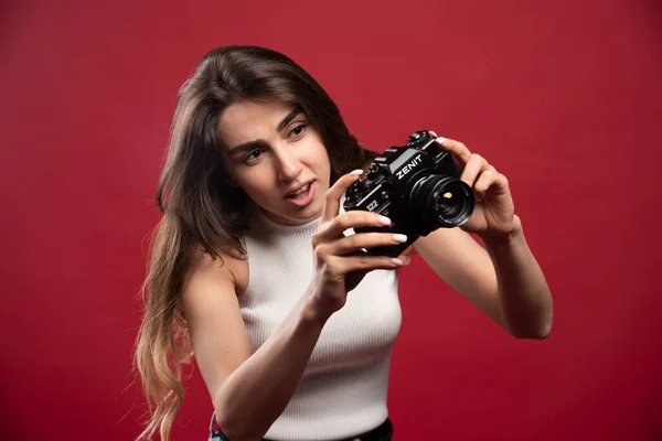 Bella Donna Scattare Foto Con Una Macchina Fotografica Uno Sfondo — Foto Stock