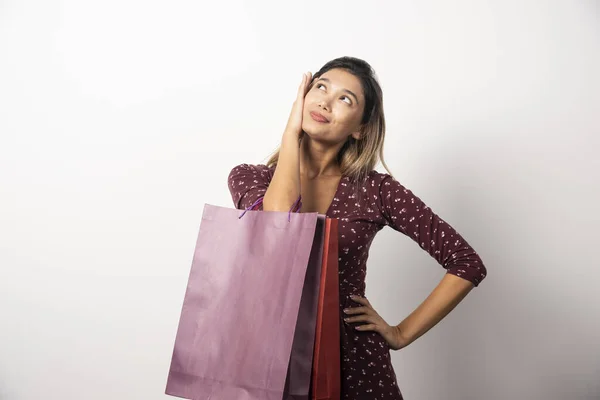 Jonge Vrouw Met Winkeltassen Een Witte Achtergrond Hoge Kwaliteit Foto — Stockfoto