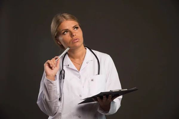 聴診器と領収書付きブロンドの女医 高品質の写真 — ストック写真