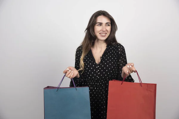 Modelo Mulher Jovem Carregando Monte Sacos Compras Fundo Branco Foto — Fotografia de Stock