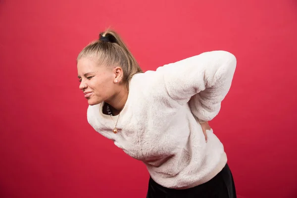 Una Mujer Joven Pie Tocando Parte Inferior Espalda Sensación Dolorosas — Foto de Stock