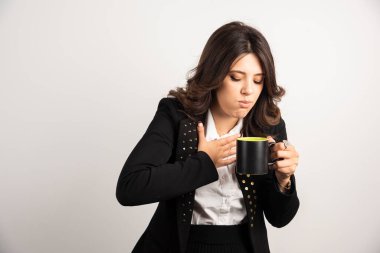 Bayan ofis çalışanı çay yüzünden boğuluyor. Yüksek kalite fotoğraf