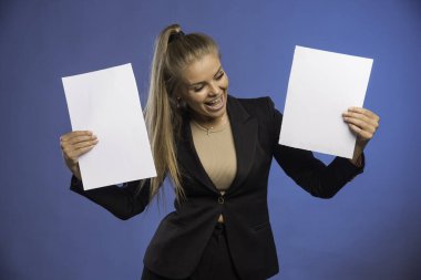 Kadın çalışan belgeleri kontrol ediyor ve gülüyor. Yüksek kalite fotoğraf